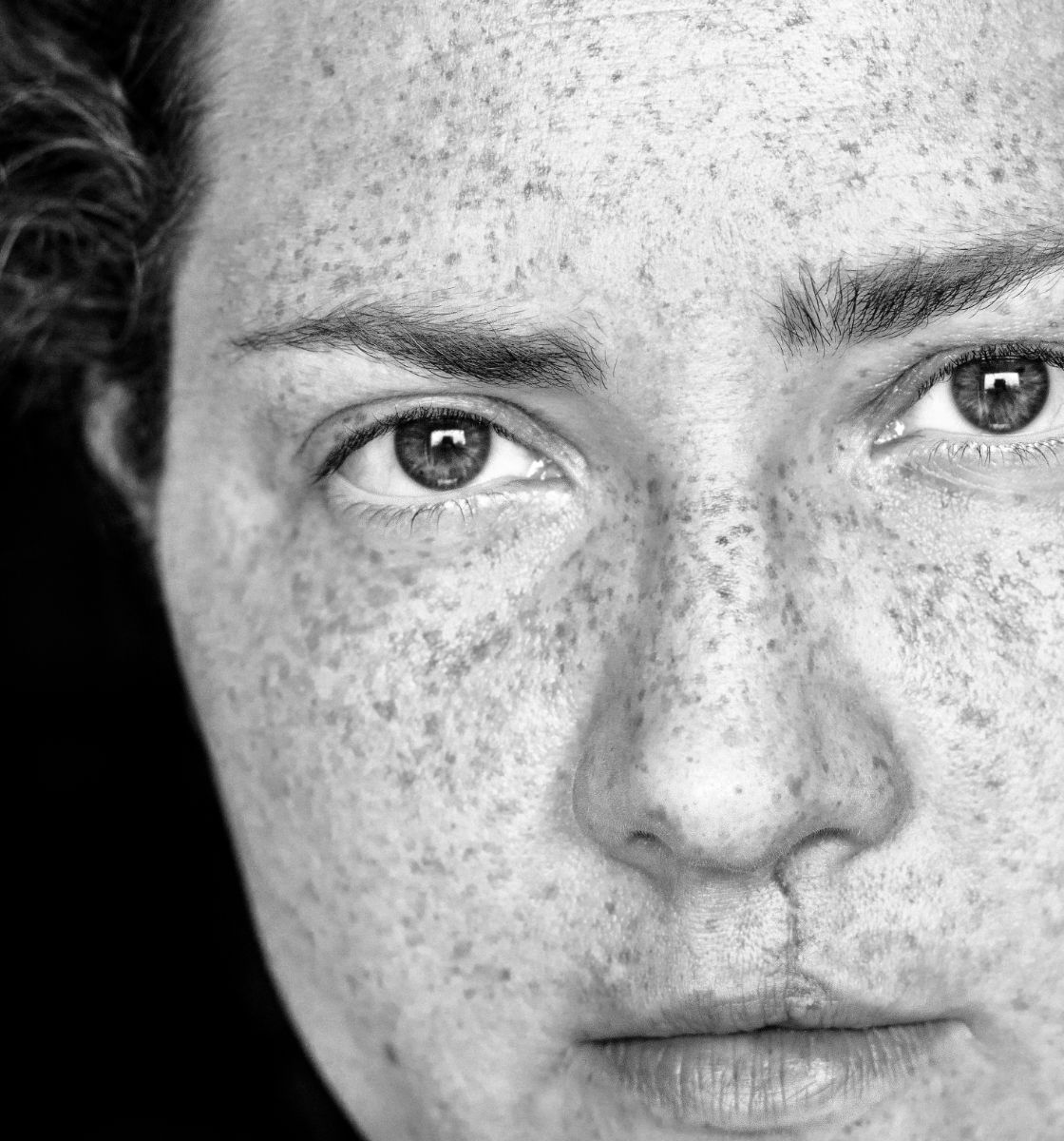 Woman wearing white and blue jeans